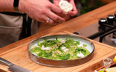 На карпаччо выложите сыр страчателла, растянув его нити по поверхности, добавьте маслины. Сдобрите оливковым маслом.