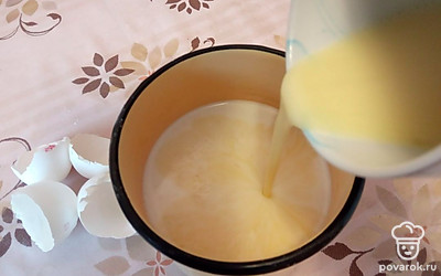 В молоко влейте взбитые яйца и масло, положите сахар, соль. 