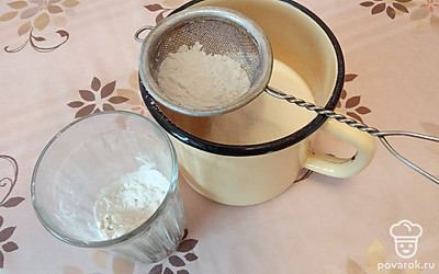 Просейте и введите муку. 