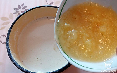 Добавьте натертый на мелкой терке кабачок и перемешайте. 