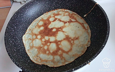 Смажьте сковороду растительным маслом, разогрейте до высокой температуры и выпекайте блины. 