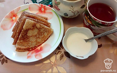 Подавайте с горячим напитком и любимым топпингом: вареньем, сметанкой или сгущенным молоком. 