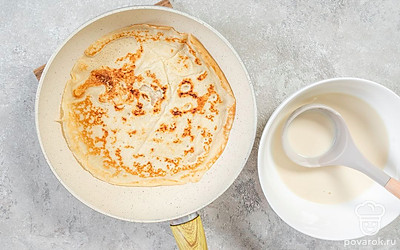 Замесите блинное тесто. Смешайте кефир с яйцом и растительным маслом. Потом всыпьте понемногу муку. Добавьте сахар, соль и соду. Тщательно перемешайте и испеките блины.