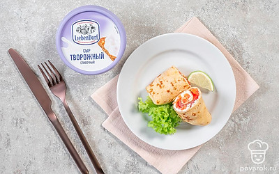 Подавайте блинчики порционно. Украсьте блюдо салатными листьями и долькой лайма. 