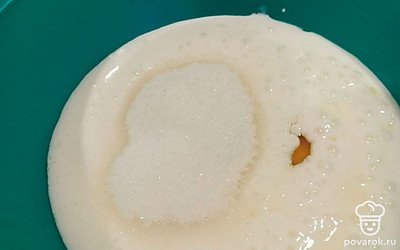 В миску влить кефир, яйца, сахар, соль. Все хорошо перемешать.