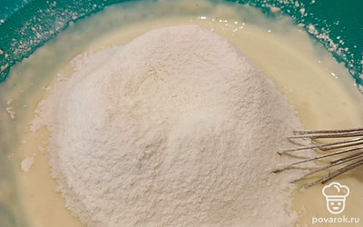 Высыпать просеянную муку и перемешать.