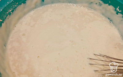 Соду залить кипятком и влить в миску с тестом. Перемешать и влить растительное масло.