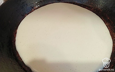 Блины обжариваем на сковороде с двух сторон, не забывая смазывать маслом.