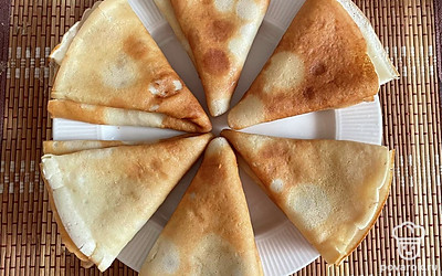 Блины можно подавать с медом, вареньем, сметаной, сгущеным молоком.