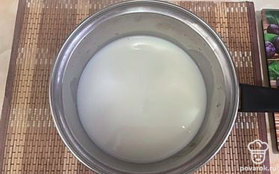 Молоко подогрейте, добавьте щепотку соли.