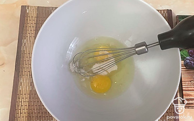 Яйца в миске взбейте с сахаром, влейте молоко.