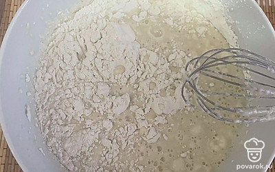 Добавьте просеянную муку и перемешайте до однородности.