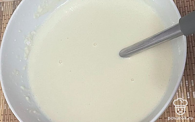 В тесто добавьте подсолнечное масло.