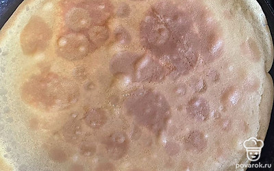 Разогрейте сковороду и обжарьте блин с двух сторон до золотистого цвета.