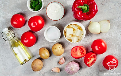 Подготовьте продукты для закуски. Картошку почистите, нарежьте мелкими кубиками. Лук измельчите. Перец покрошите соломкой. Кинзу мелко порубите. Чеснок натрите на мелкой терке.