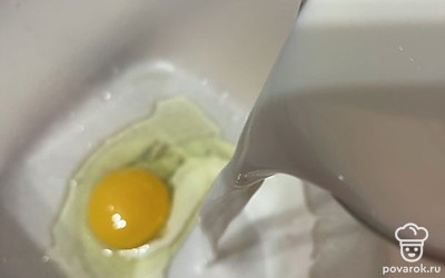 Разбиваем яйцо, добавляем молоко.