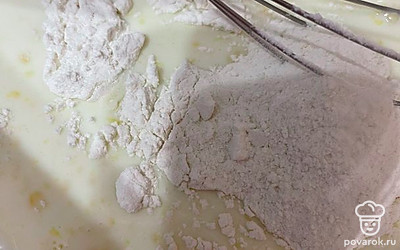 Добавляем муку и сахар.