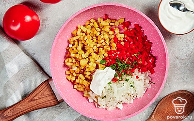 Приготовьте начинку. Разогрейте в сковороде масло. Выложите картошку, жарьте 15 минут, помешивая. Добавьте лук, сладкий перец и соль. Тушите до полной готовности картофеля. Добавьте сметану, чеснок и кинзу. Перемешайте.