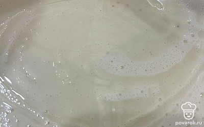 Добавляем растительное масло и хорошо перемешиваем.