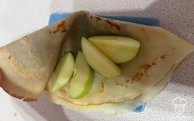 Подаем порционно с ломтиком яблока.