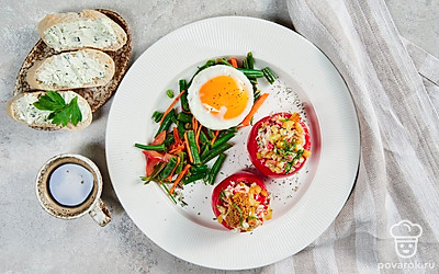 Фаршированные картошкой помидоры посыпьте тертым сыром и подавайте к столу.