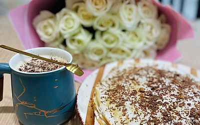 Блинчики сверху можно украсить сметаной и посыпать шоколадной крошкой.