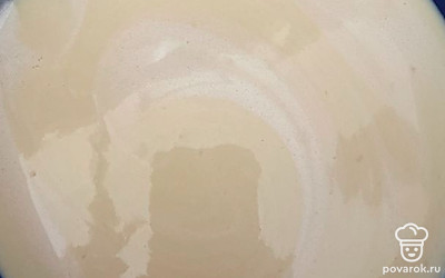 Смешиваем наши ингредиенты, кроме сливочного масла, до однородности и без комочков.