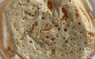 Выложим блинчик на тарелку и смажем сливочным маслом. Повторяем, пока тесто не закончится.