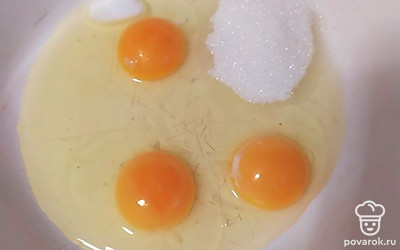 Яйца, соль, сахар смешать в миске.