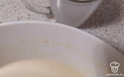 Постепенно добавить муку и молоко, размешать, чтобы не было комочков и медленно влить кипяток, при этом мешая тесто. 