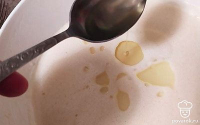 Оставить тесто на 20 минут, чтобы мука подружилась с кипятком. Через 20 минут добавить растительное масло. Размешать и можно жарить блинчики. Сковороду я мажу маслом только перед первым блином, потом масло не использую. 