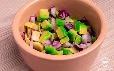 Положите нарезанные продукты в отдельную миску и перемешайте.