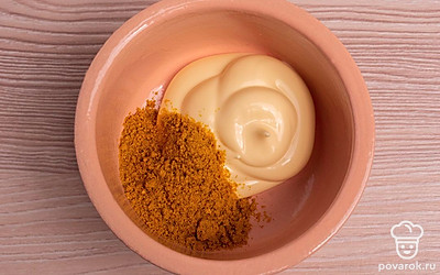 В другой миске смешайте горчичный соус и карри до однородной массы. Затем добавьте смесь авокадо и репчатого лука. Вновь хорошо перемешайте, и начинка для хот-дога готова!