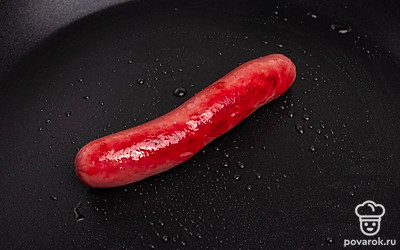 На сковороде, смазанной растительным маслом, обжарьте сосиску до появления румянца. Затем снимите ее со сковороды.