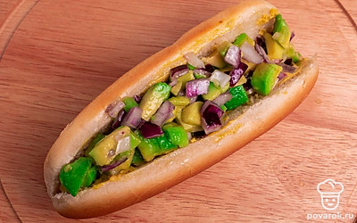 Сверху в булочку положите начинку из авокадо и репчатого лука.