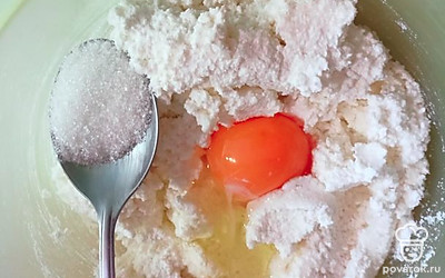 В творог добавляем сахар, ваниль и яйцо, все тщательно перемешиваем.