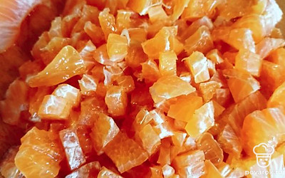 Мандарины очищаем, нарезаем небольшими кусочками, добавляем в творожную массу и аккуратно перемешиваем.