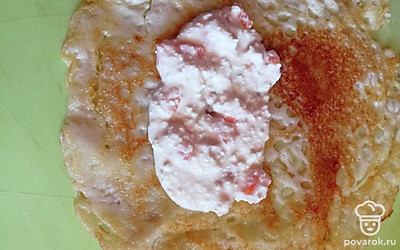 Выкладываем полученную начинку на готовые блины.