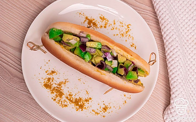 Положите хот-дог на тарелку и посыпьте ее карри для украшения. Проткните хот-дог деревянными палочками с двух сторон и подавайте к столу. Приятного аппетита!