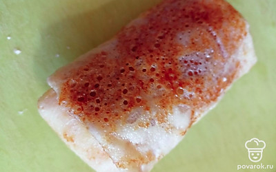 Завернуть блины конвертиком и потушить блины на сливочном масле на сковороде 1-2 минуты.