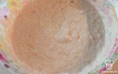 Смешать горячую воду, яйца, сахар, соль, разрыхлитель и муку до консистенции густой сметаны. Влить растительное масло и немного кипятка, дать тесту постоять минут 20.