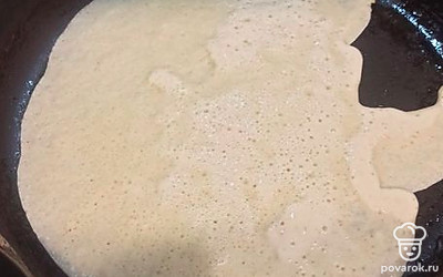 Выпекать на разогретой сковороде с двух сторон, обжаривая.