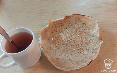 Есть, смазав медом, запивая чаем.