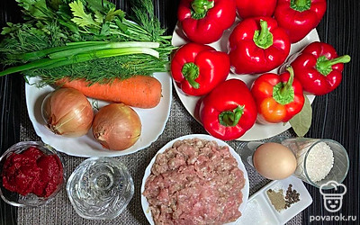 Очистите перец от семечек и помойте. Морковь очистите, помойте и натрите на крупной терке. Лук очистите и нарежьте кубиком. Отварите рис до полуготовности.