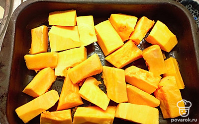 Нарезать тыкву кубиками.