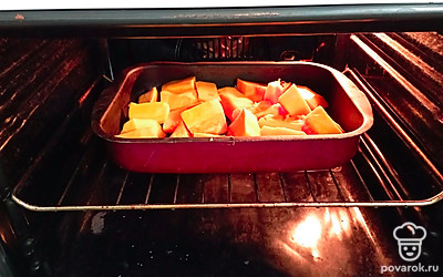 Запечь тыкву в духовке при 180 градусах 20-30 минут, до мягкости.