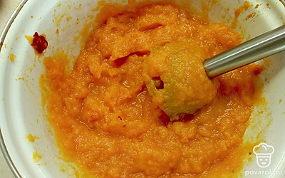 Взбить печеную тыкву блендером в пюре.