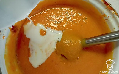 Добавить в тыкву соль, растительное масло, яйцо и взбить.