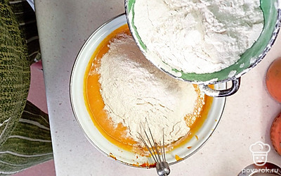 Ввести в тыквенну смесь частями муку и перемешать.