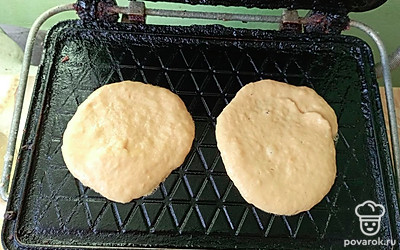 Выкладывать на сковороду или вафельницу тесто и выпекать блинчики.